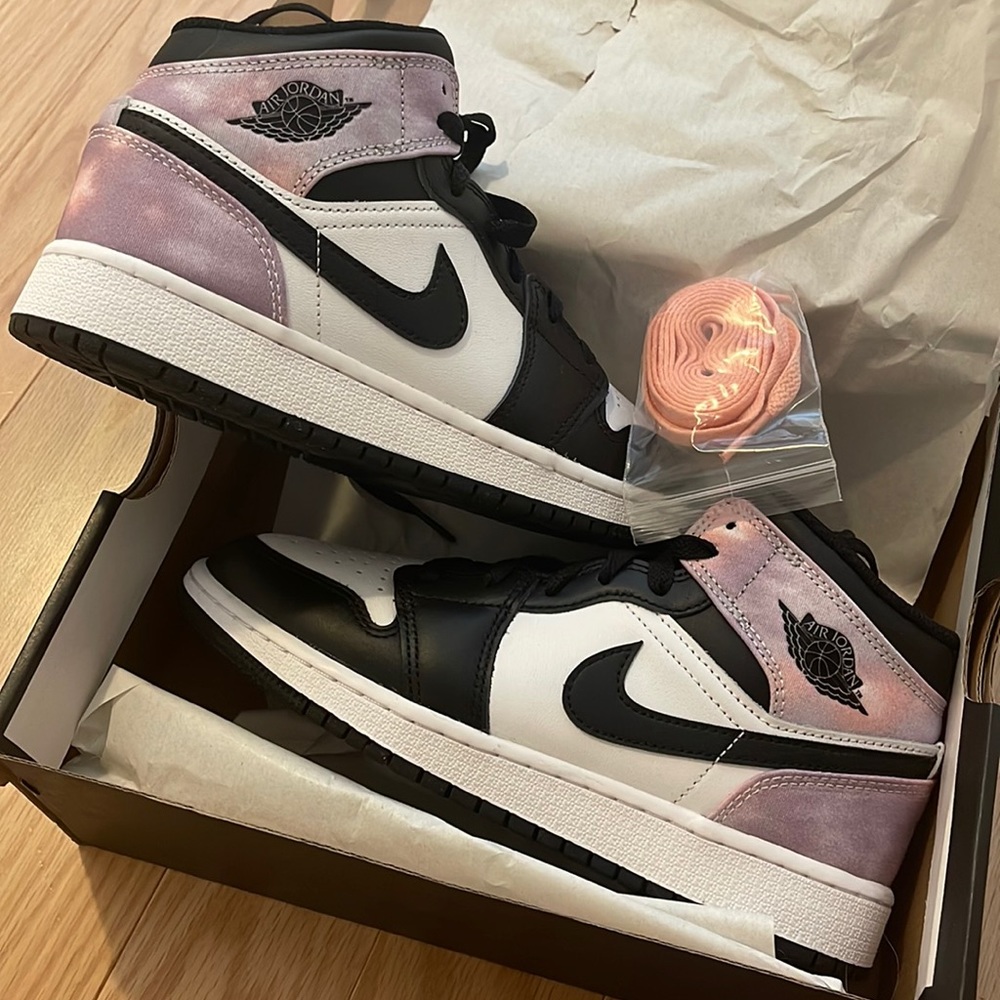 Air Jodan 1 black, white and purple.